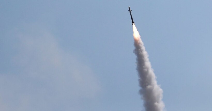 У Києві внаслідок ранкового обстрілу виникли пожежі та є поранені