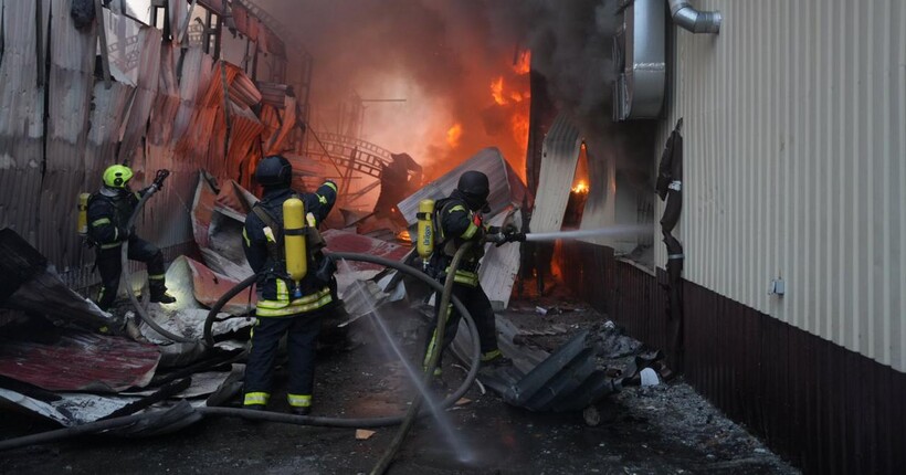 Росіяни вдарили балістикою по Києву: в ДСНС показали фото наслідків
