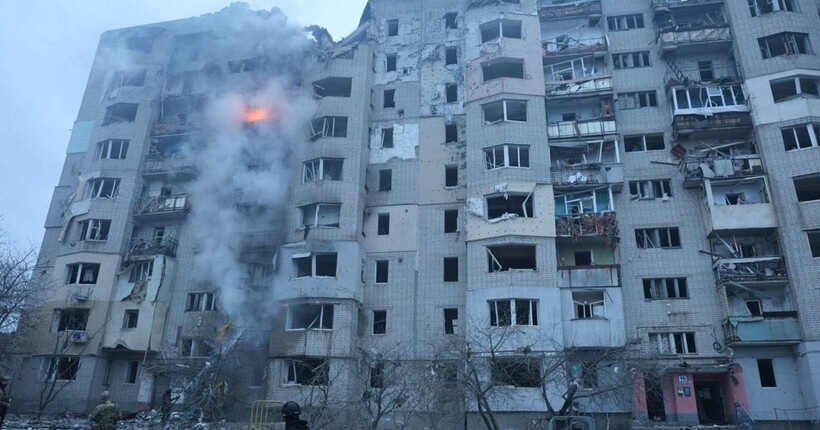 Росіяни вдарили КАБом по Куп’янську: горить дев’ятиповерхівка, двоє людей постраждали (фото)