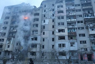 Росіяни вдарили КАБом по Куп’янську: горить дев’ятиповерхівка, двоє людей постраждали (фото)