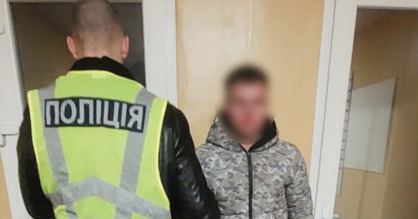 На Закарпатті 20-річний чоловік ледь не забив до смерті стільцем та ножем односельця (фото)
