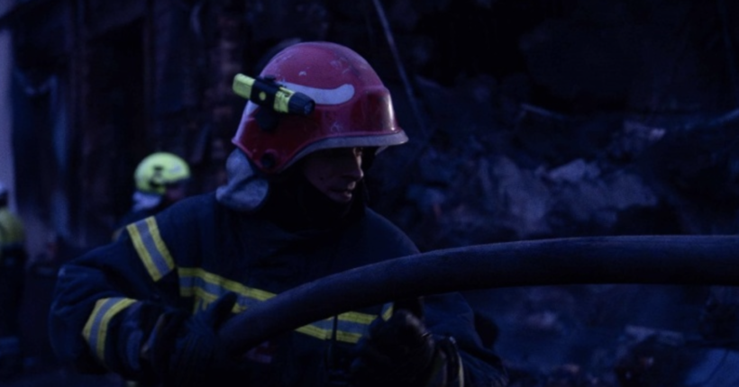 В Оболонському районі Києва продовжують розбирати завали (фото)