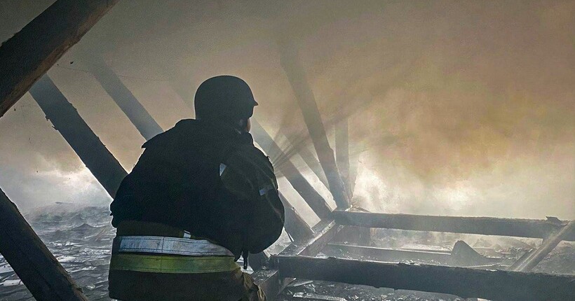 У Херсоні рятувальники загасили пожежу після обстрілу та врятували двох людей