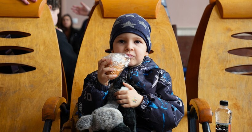 До Закарпаття евакуювали мешканців Дніпропетровщини - серед них діти та домашній улюбленець