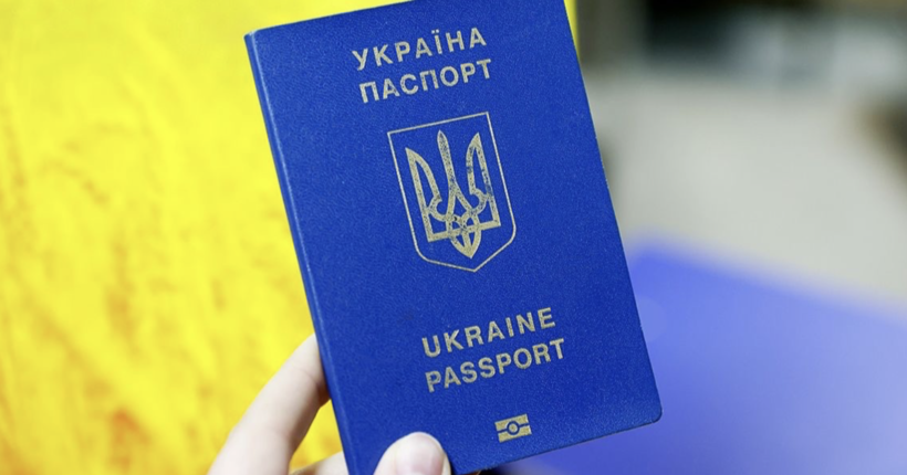 Українським чоловікам за кордоном можуть не видати паспорт: в чому причина