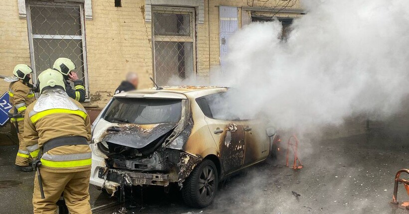 Поліція повідомила про підозру чоловіку, який підпалив електрокар лікаря у Києві