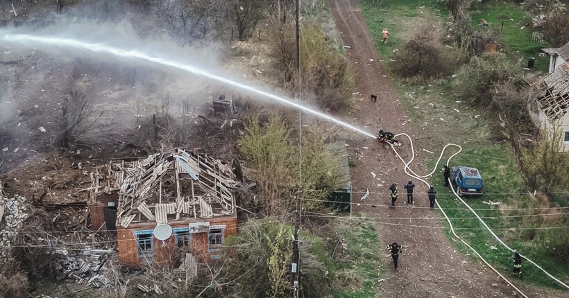 На Донеччині рятувальники ліквідували масштабну пожежу в приватному секторі