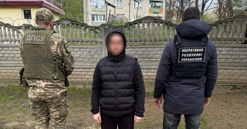 На кордоні зі Словаччиною затримали чоловіка: порушник заплутався в колючому дроті (відео)
