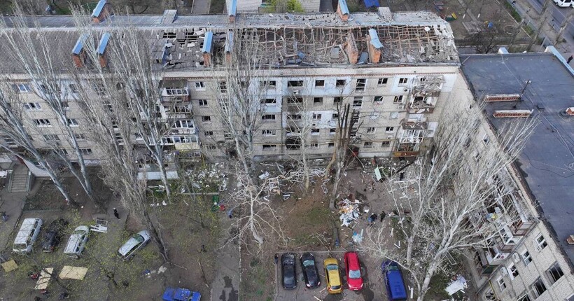 У МВС показали наслідки атаки на Миколаїв: 10 поранених, пошкоджені будинки і авто