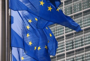 ЄС ставить на паузу тарифи проти США на 90 днів для переговорів з Трампом