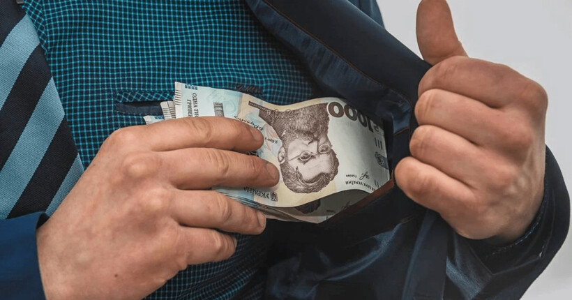 Киянин видурив у військової 300 тис грн, обіцяючи бізнес та пам'ятник загиблому чоловіку