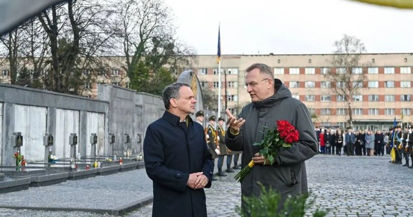 Глава МЗС Нідерландів прибув до України