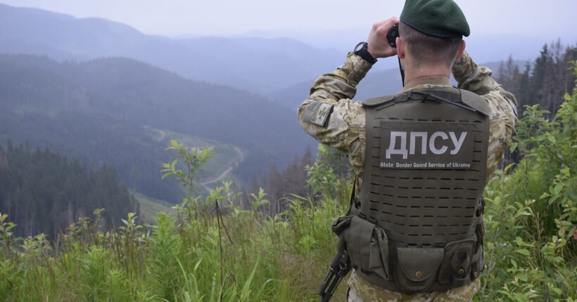Двоє чоловіків намагалися незаконно перетнути кордон на надувних камерах для тюбінгу (відео)