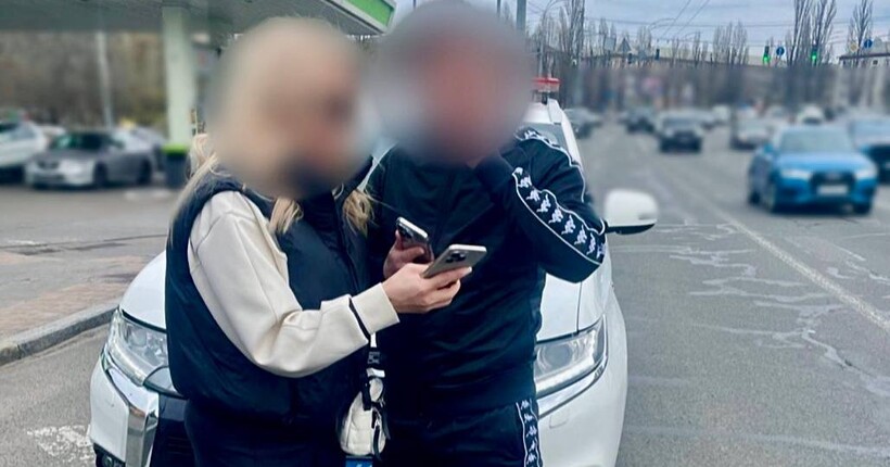 У Києві поліцейські затримали водія та пасажирку Mercedes, які чинили опір
