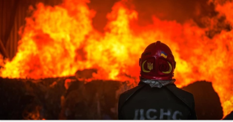 Російський безпілотник атакував харчовий склад у Харкові, спалахнула пожежа