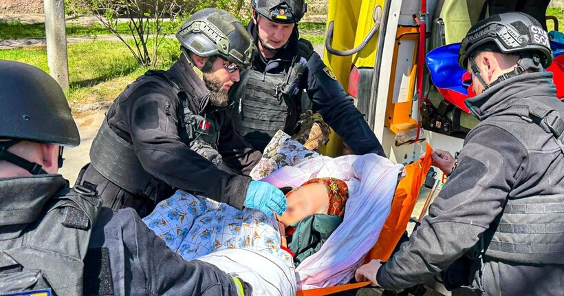 Рятувальники евакуювали маломобільну жінку з небезпечного району Херсона