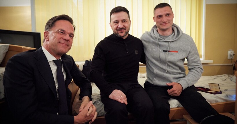 Зеленський та генсек НАТО відвідали шпиталь з пораненими захисниками (відео)