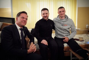 Зеленський та генсек НАТО відвідали шпиталь з пораненими захисниками (відео)