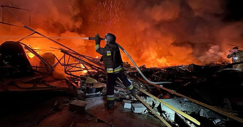 На Дніпропетровщині після атаки дронів сталась пожежа на підприємстві: є постраждалі