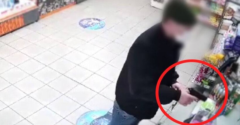 У Києві іноземця засудили до восьми років за розбійний напад на магазин на Андріївському узвозі