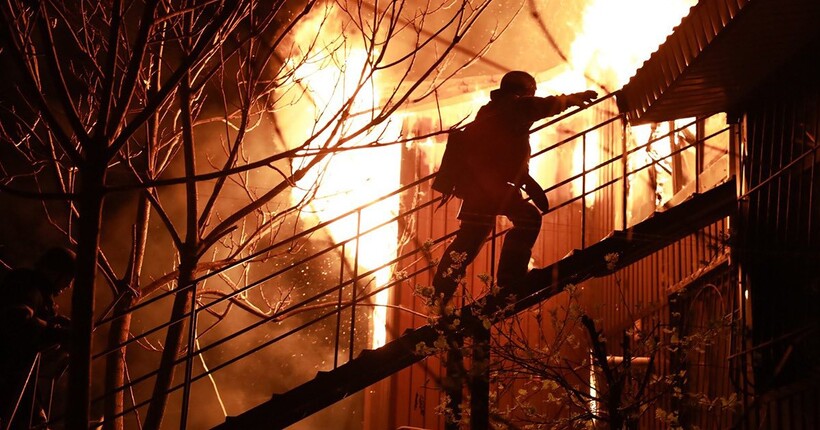ДСНС показали наслідки удару рф по Дніпру: пошкоджено гуртожитки та 15 автомобілів (фото)