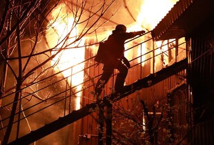 ДСНС показали наслідки удару рф по Дніпру: пошкоджено гуртожитки та 15 автомобілів (фото)