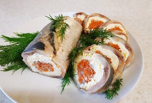 Закуска з оселедця, яку всі розбирають першою — рулет, що підкорює святковий стіл