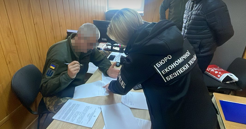 Завищення цін на армійські ліжка: БЕБ викрило схему незаконних закупівель для ЗСУ