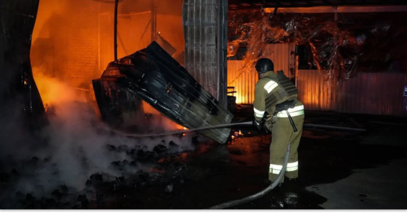 Внаслідок російської атаки у Миколаєві загорілись цивільні склади побутових товарів