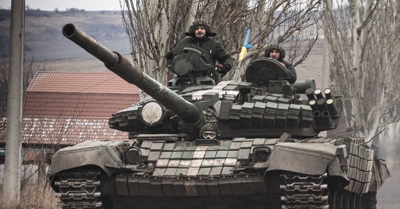 Росіяни перекидають бронетехніку з інших напрямків для штурмів у Харківські області – Тічер