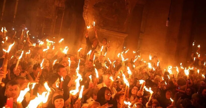 В Єрусалимі зійшов Благодатний вогонь (відео)