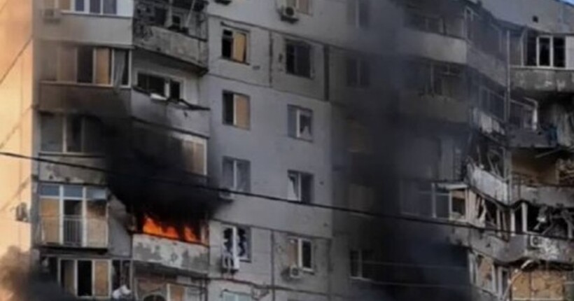 Окупанти атакували багатоповерхівку в Херсоні: горять квартири (відео)