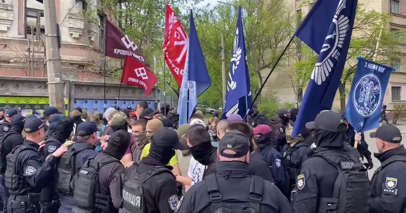 У Києві спалахнула сутичка між поліцією і противниками проведення ЛГБТ-кінофестивалю (відео)