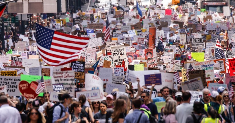 Тисячі людей знову вийшли на протести проти Трампа по всій території США - від Бостона до Аляски