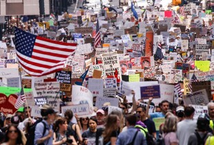 Тисячі людей знову вийшли на протести проти Трампа по всій території США - від Бостона до Аляски