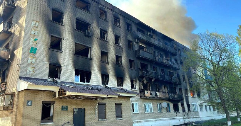 Росіяни вдарили БпЛА по п’ятиповерхівці на Харківщині: горіли 36 квартир
