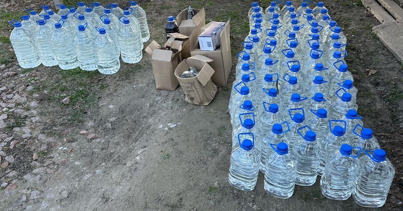 На Київщині та Житомирщині викрито підпільні цехи з виробництва алкоголю на 1,5 млн грн