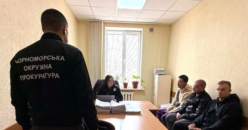 Незаконно утримували людей, видаючи себе за ТЦК: трьом чоловікам повідомлено про підозру