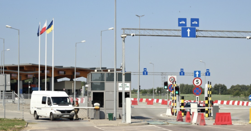 На одному з КПП обмежили рух авто: в чому причина