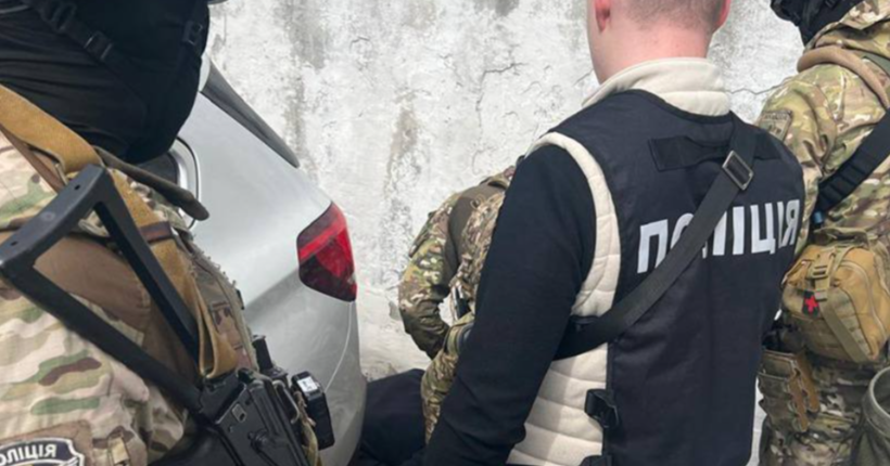 У Києві поліцейські затримали організатора схеми: 50 000$ за перетин кордону
