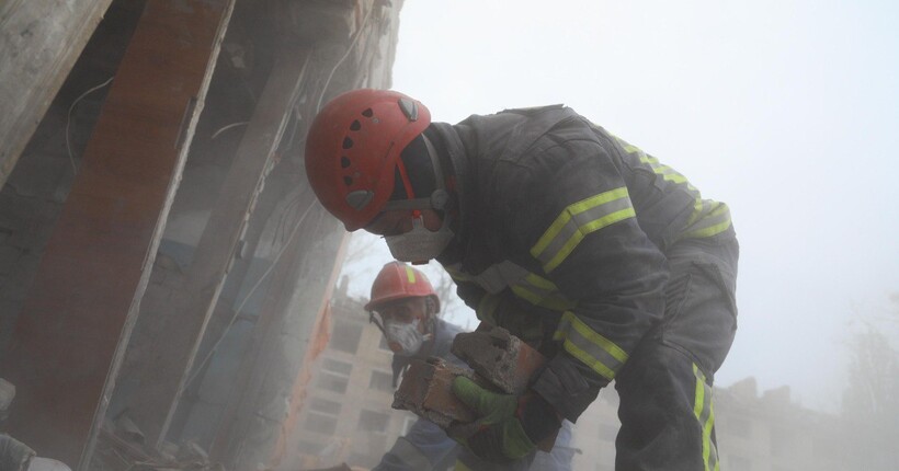 Кількість загиблих внаслідок ракетного обстрілу в Києві зросла до 10 людей