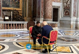 Розмова Трампа і Зеленського: з'явились фото зустрічі президентів у Ватикані