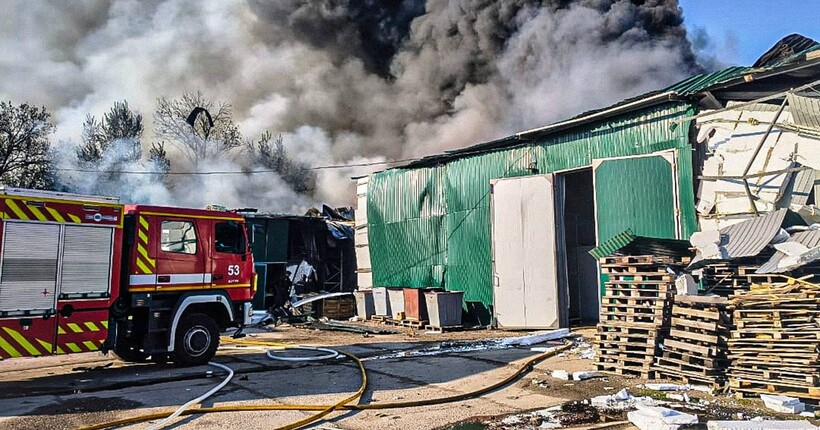 На Харківщині рятувальники ліквідували масштабну пожежу на підприємстві після атаки рф