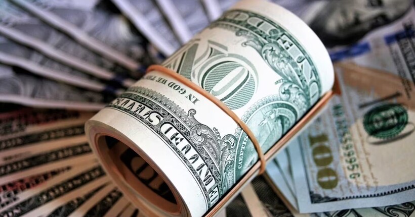 Політика Трампа за 100 днів обвалила долар на 9%
