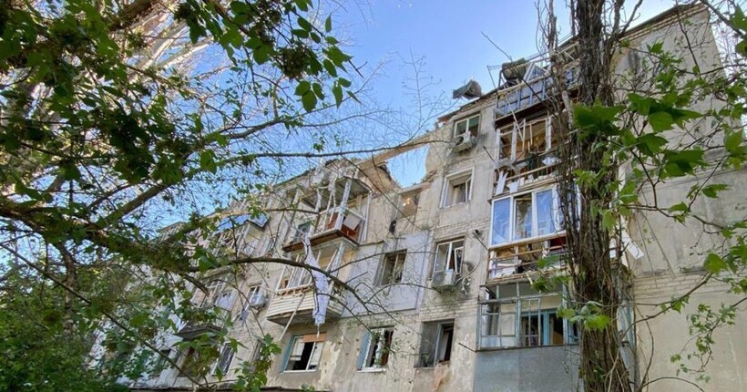 Від російського авіаудару по Дніпровському району Херсона постраждали ще троє людей