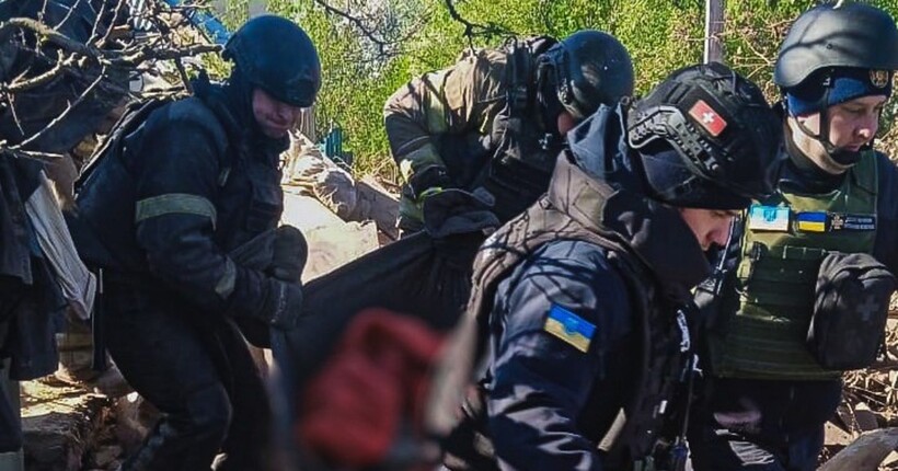 Рятувальники витягнули тіло загиблого чоловіка з-під завалів після авіаудару по Куп'янську (фото)