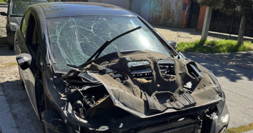 У Херсоні противник скинув вибухівку на цивільний автомобіль