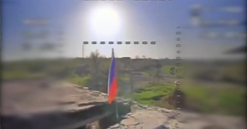 На Харківщині прикордонники FPV-дроном знищили російський прапор на окупованій території (відео)