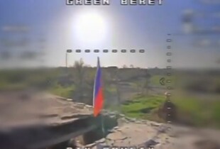 На Харківщині прикордонники FPV-дроном знищили російський прапор на окупованій території (відео)