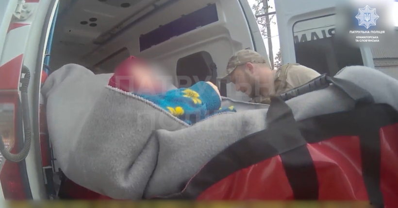 Поліцейські Донеччини допомогли евакуювати літніх мешканок Костянтинівки